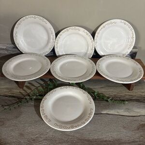 Chic Cream Dinner Plate Set with Gold Detailing
